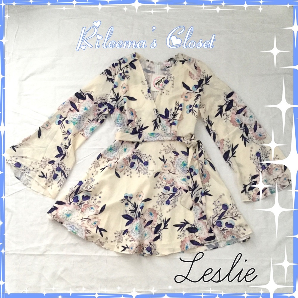 🌸🆕Selfie Leslie Bell Sleeve Dress